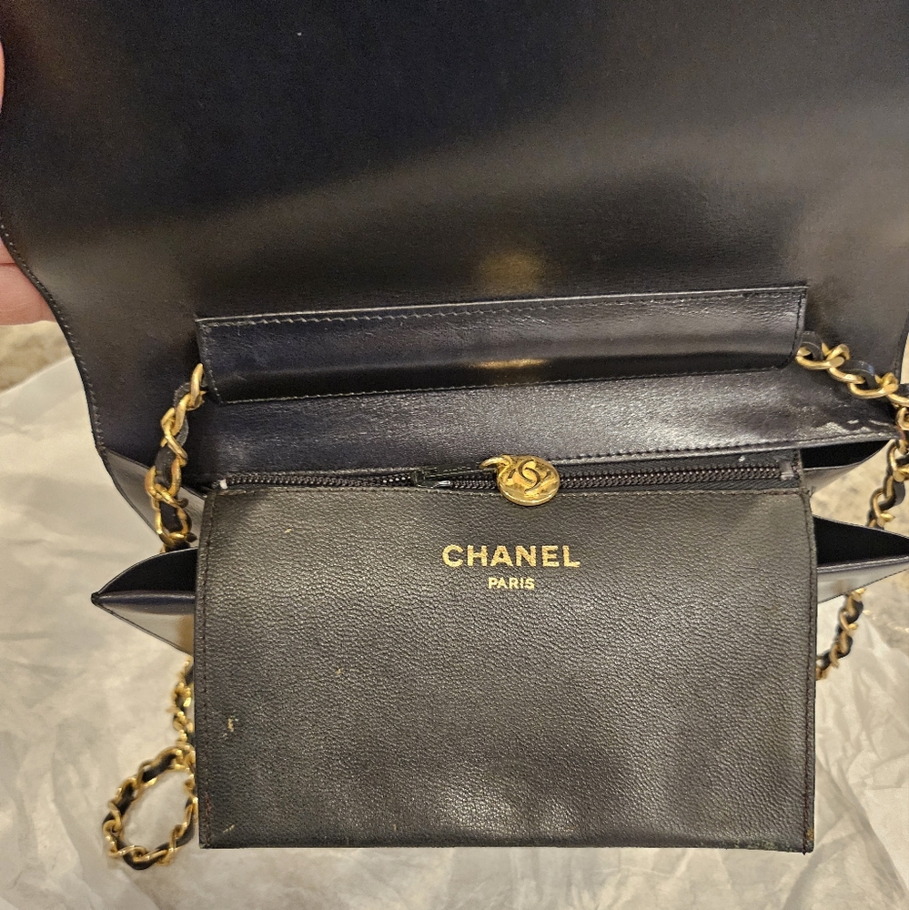 EUC vintage Chanel gold chain purse - Picture 13 of 17